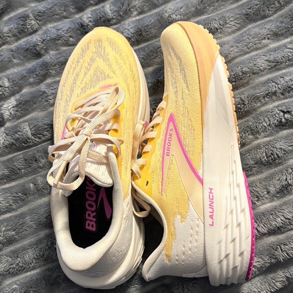 Brooks Launch 11 Women's Vibrant Yellow Sneakers - Picture 3 of 5